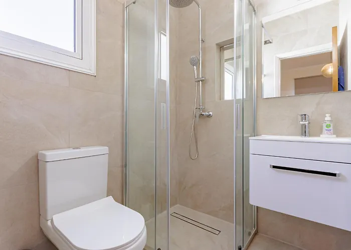 Lynn Chill Out Seaview Ayia Napa